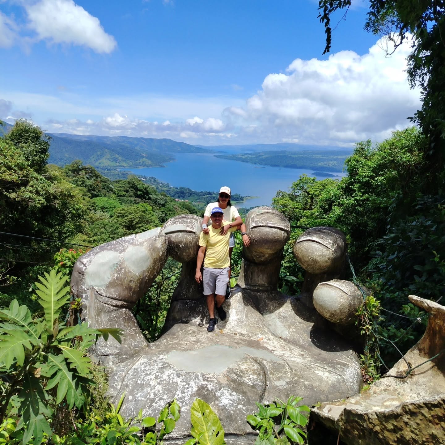 Tourist transportation through the beautiful landscapes of Costa Rica